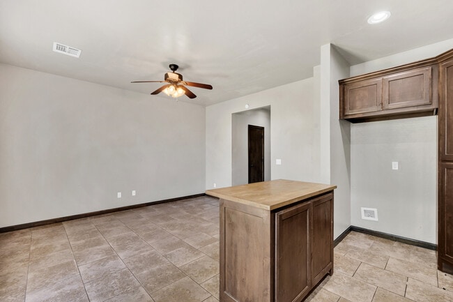 Building Photo - 14 NE 7th St