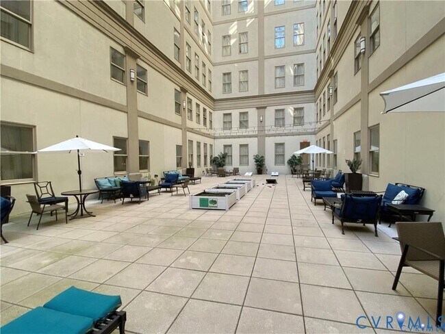 Building Photo - 230 N 6th St