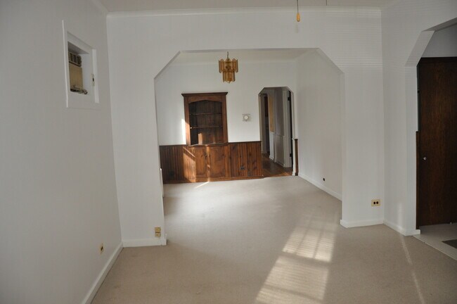 Building Photo - 3332 N Bell Ave