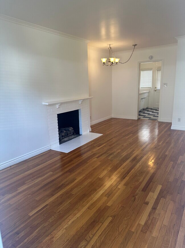 Building Photo - 933 W Huntington Dr