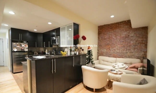 Building Photo - 1203 Beacon St