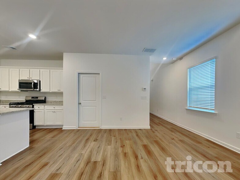 Building Photo - 2464 Lennox Rd SE