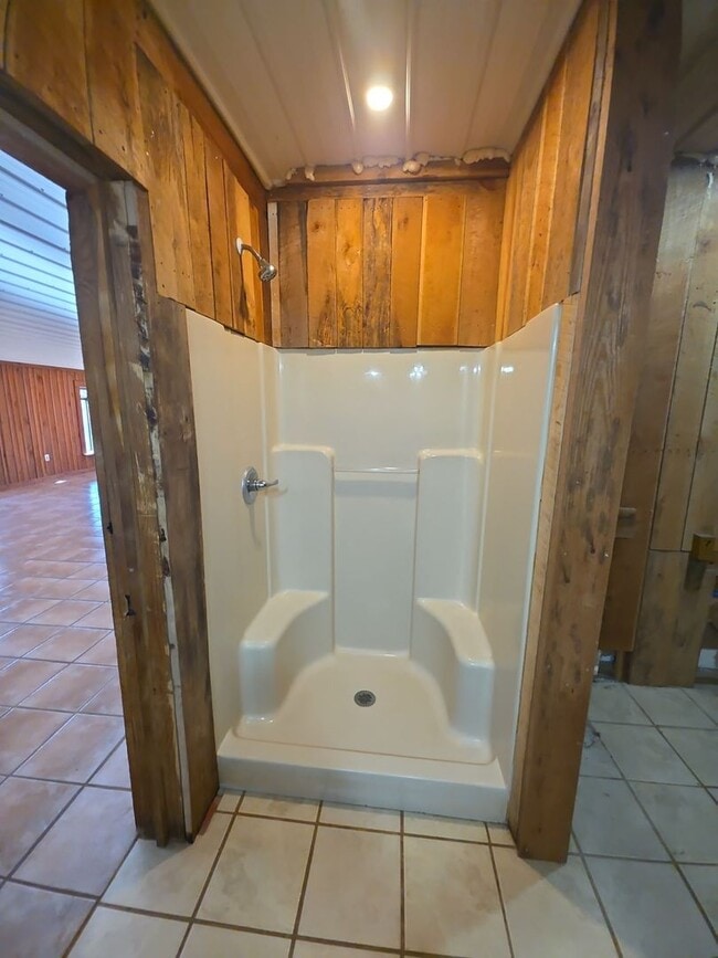 Building Photo - Peaceful 3-Bedroom Country Home with Barn and Large Front Porch in Walling, TN