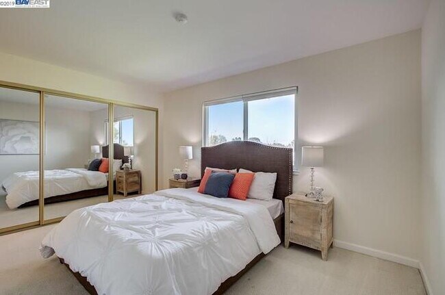 Building Photo - Bright 3 Bedroom Townhome in Newark