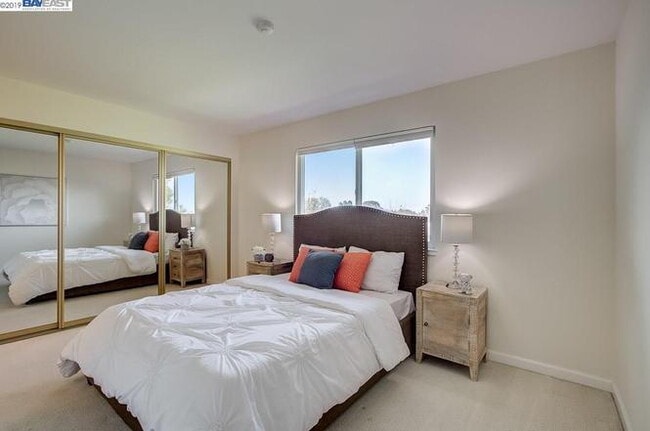 Building Photo - Bright 3BR Townhome in Newark