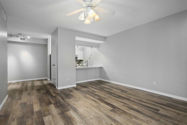 Building Photo - 7065 N Holiday Dr