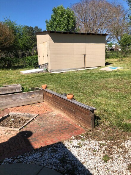 Building Photo - 1305 Ewing Dr