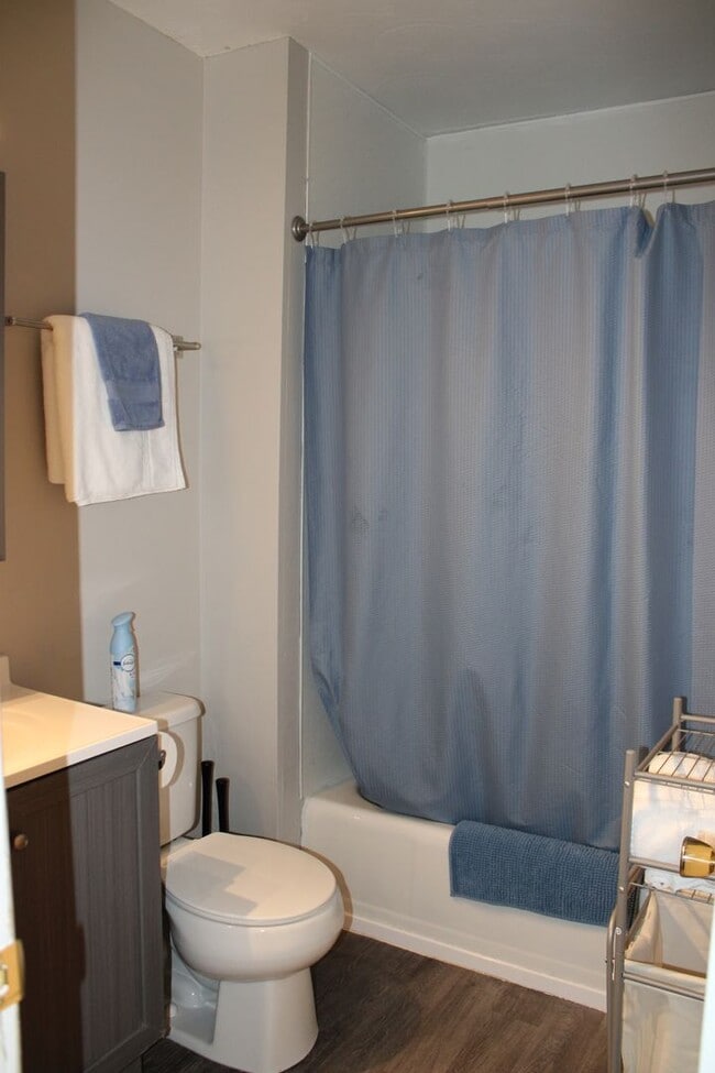 Building Photo - 3 bed 2 bath 2 car garage near campus.