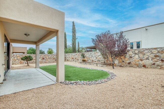 Building Photo - Beautiful Westside home with 3 bed-2 baths...