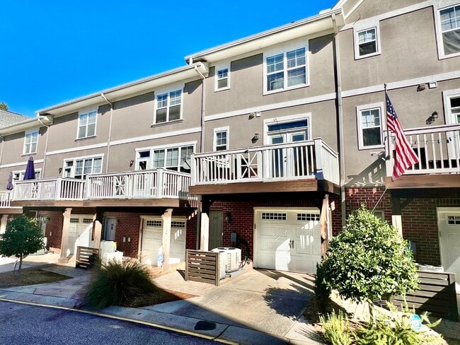 Building Photo - UPTOWN TOWNHOUSE!