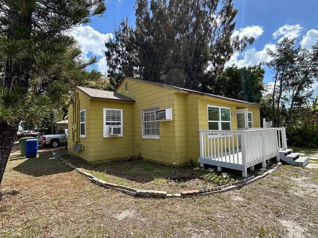 Building Photo - Cozy and stylish duplex in Bradenton, your home away from home! Pet friendly