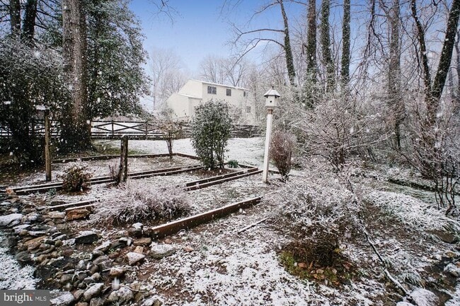 Building Photo - 4623 University Dr