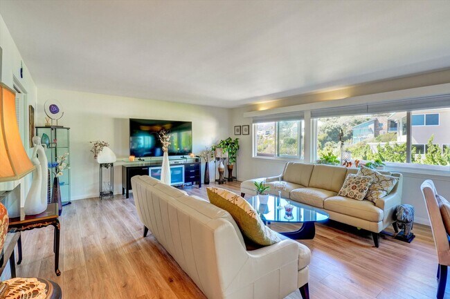Building Photo - 2 Bedroom Oceanfront Condo in South Laguna Beach