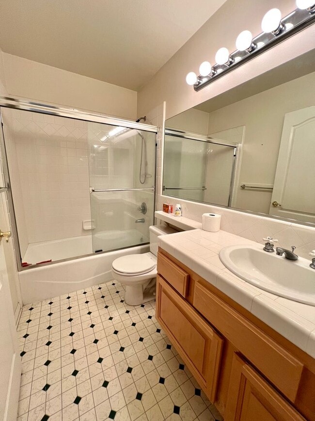 Building Photo - Amazing Downtown Torrance! - 3 bd / 2.5 ba...