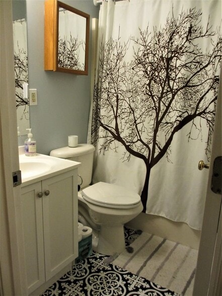 Private full bath with tub and shower - 146 Brandywine Ct