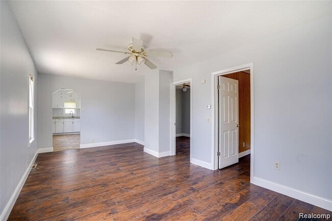 Building Photo - 577 E Brickley Ave