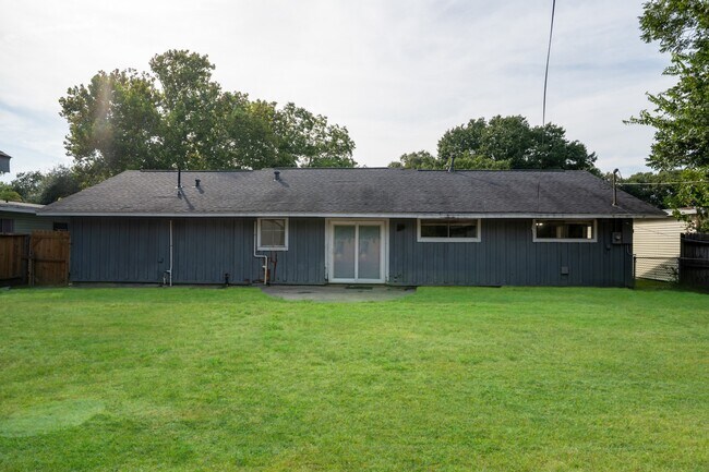 Building Photo - 2906 Newcastle Dr