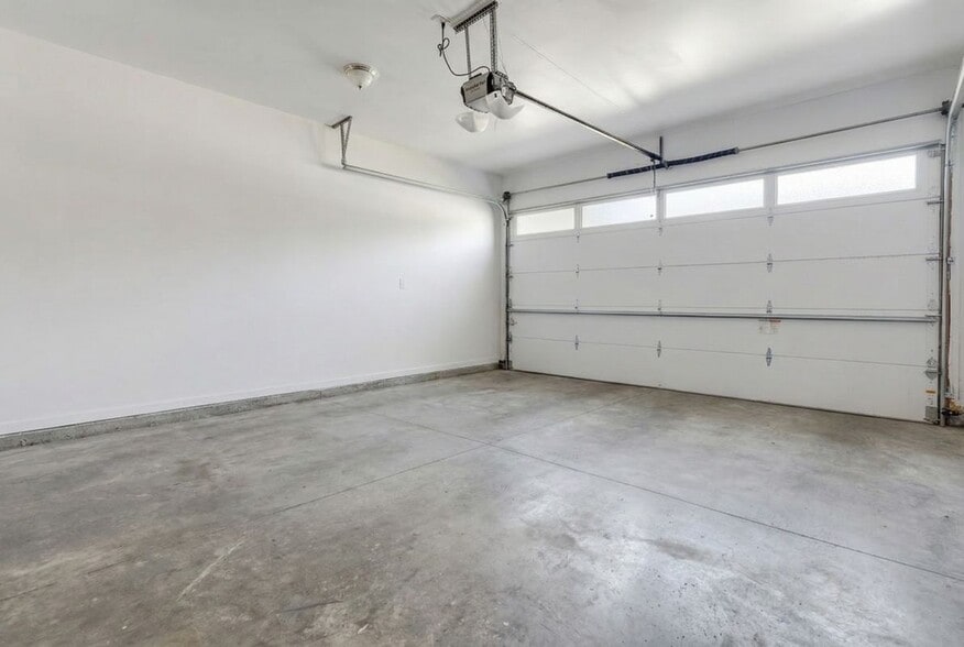 Building Photo - 367 S Oak Ave