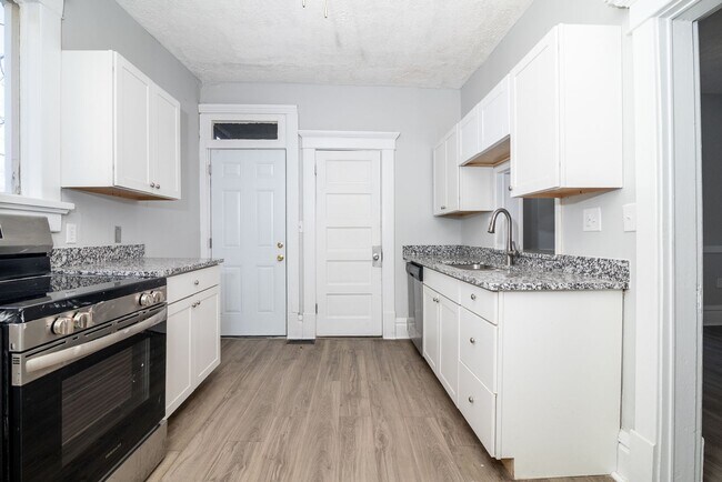 Building Photo - 418 E 17th Ave