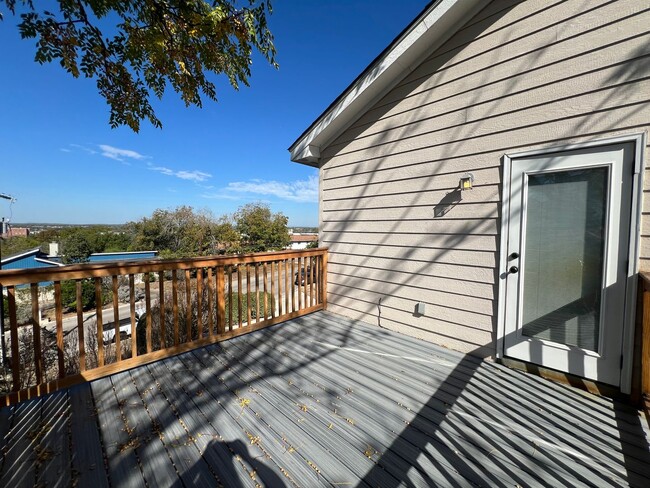 Building Photo - Large Deck off Living Room / Fridge Includ...