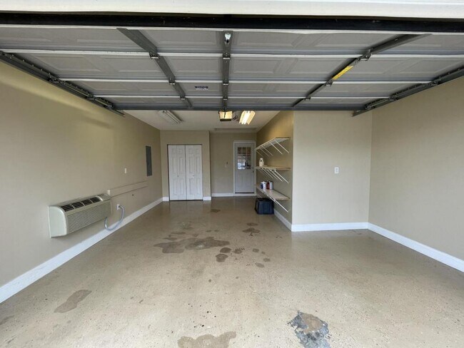 Building Photo - 200 S Houston Springs