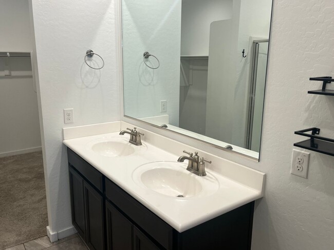 Building Photo - 14052 W Valentine St