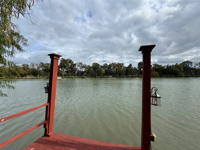 Building Photo - 107 Island Blvd