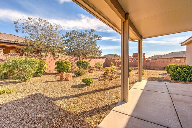 Building Photo - 3 bed 2 bath home with fully-fenced yard