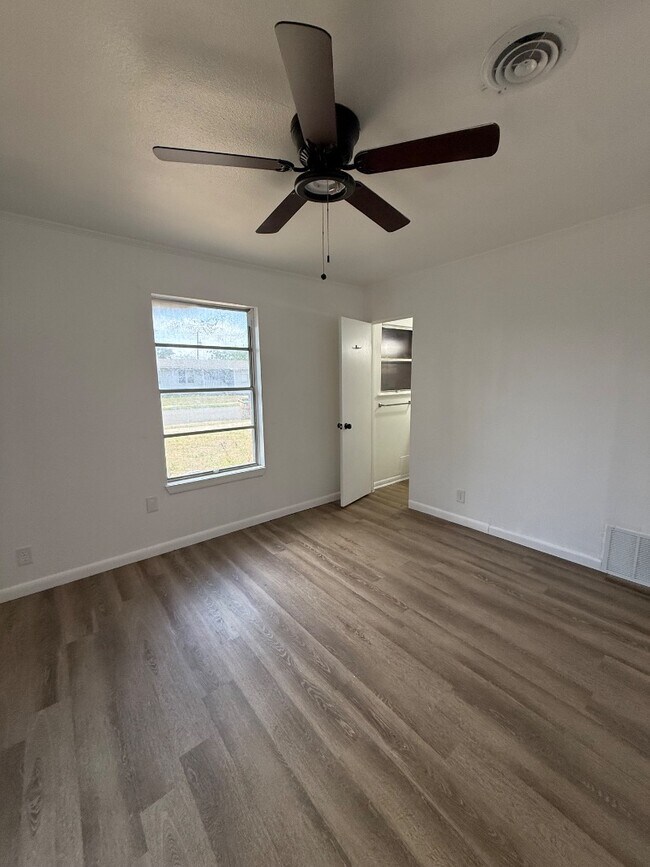 Building Photo - 1126 Stratton Dr