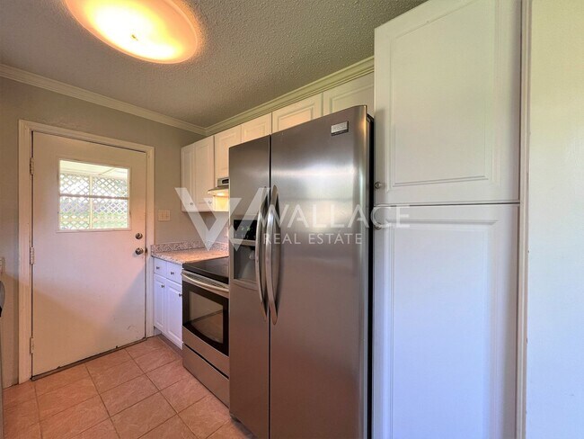Building Photo - NO STEPS...RANCHER HOME LOCATED IN FOUNTAI...
