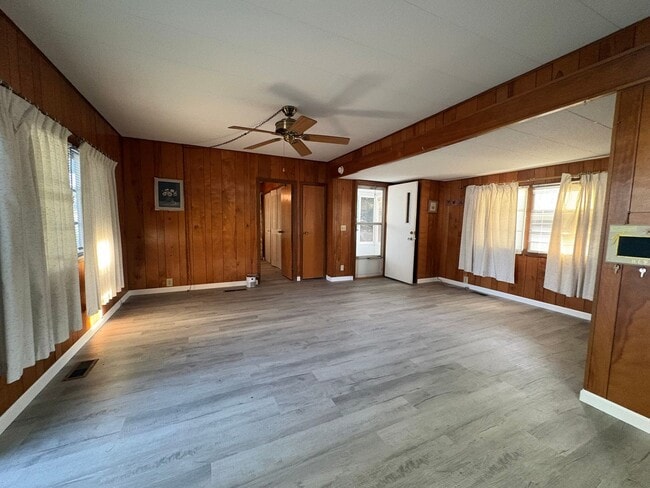 Building Photo - 3bed/1.5bath SFH Rent $1240/month ready now!! May 2026
