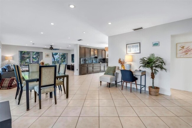 Building Photo - 1600 N 28th Ct