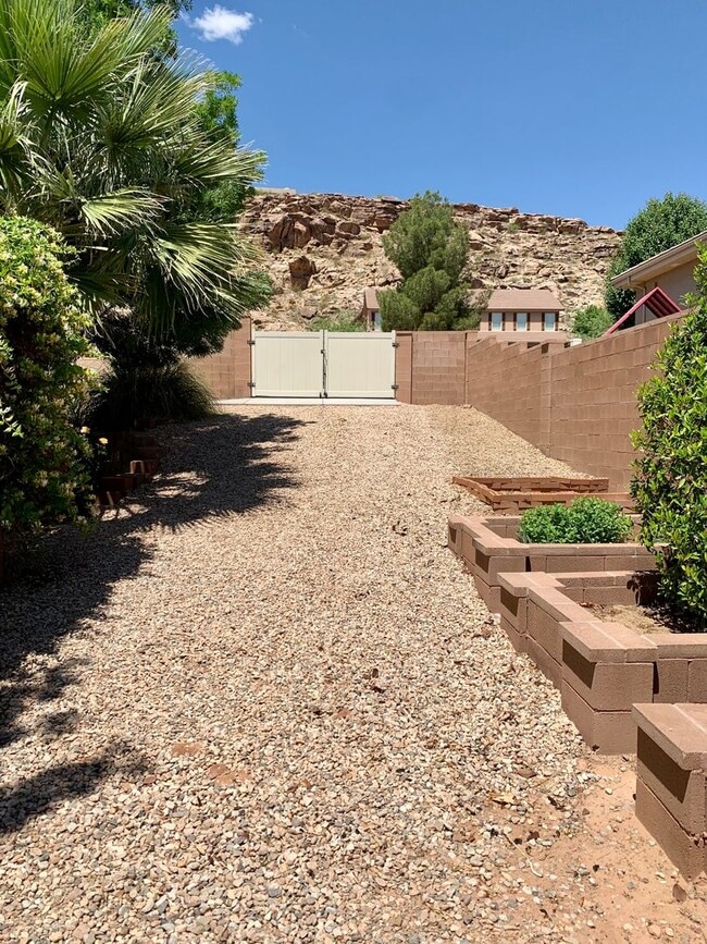 Building Photo - 2276 Greystone Dr