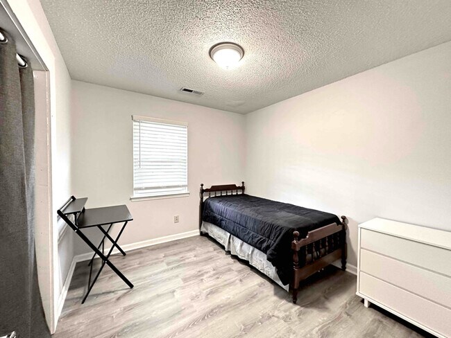 Building Photo - 1750 Dailey Terrace NW