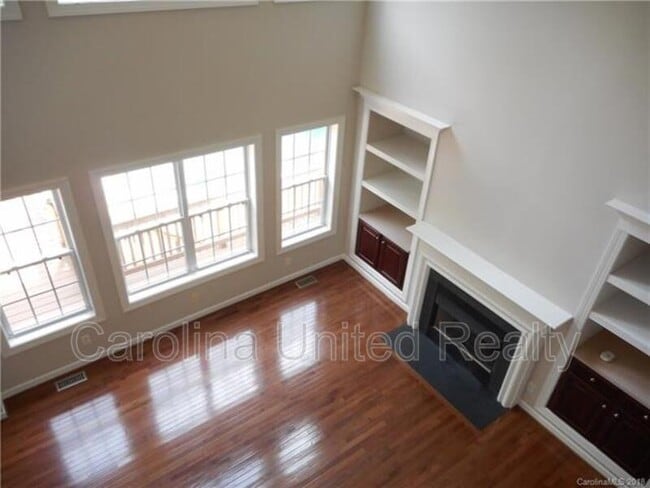 Building Photo - 11017 Valley Spring Dr