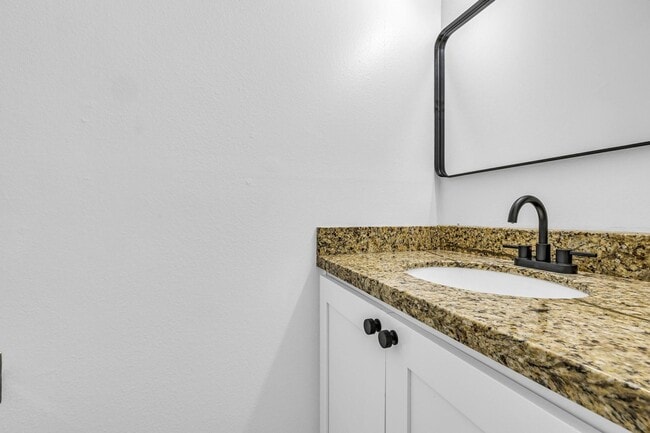 Building Photo - 6 bed/ 3.5 bath