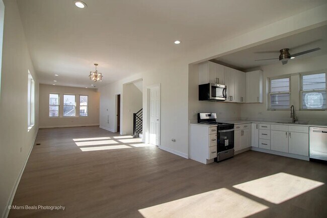 Building Photo - Newly Renovated 3 bedroom/3 bath home avai...