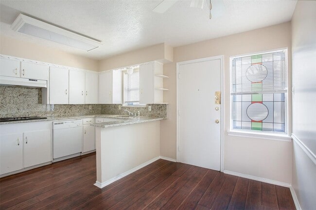 Building Photo - 2 Bedroom, 1 Bath Duplex in Lake Highlands