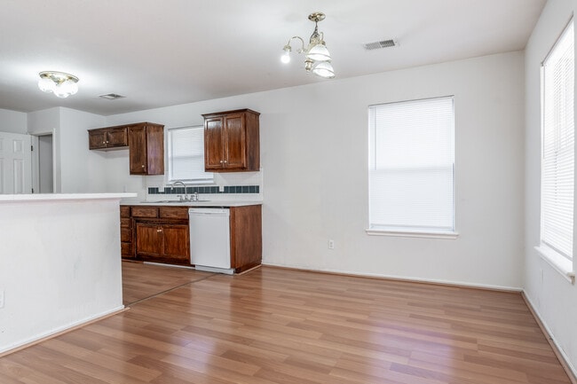 Building Photo - 5700 SE 87th St