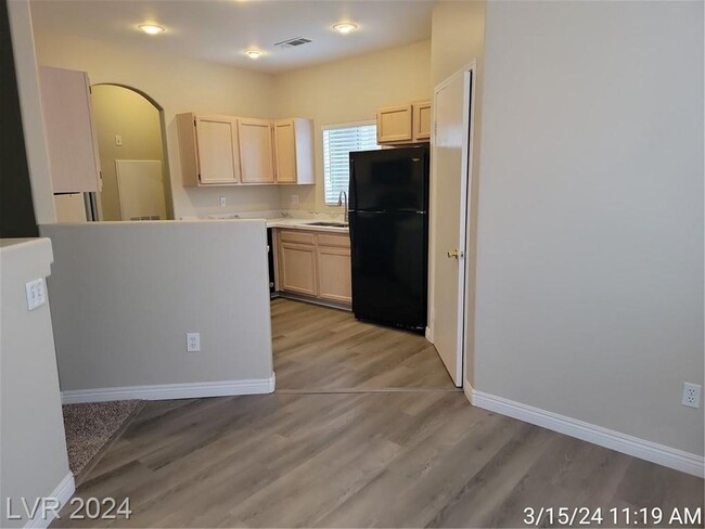 Building Photo - 2ND FLOOR 1 BED, 1 BATH UNIT ON THE SOUTH ...