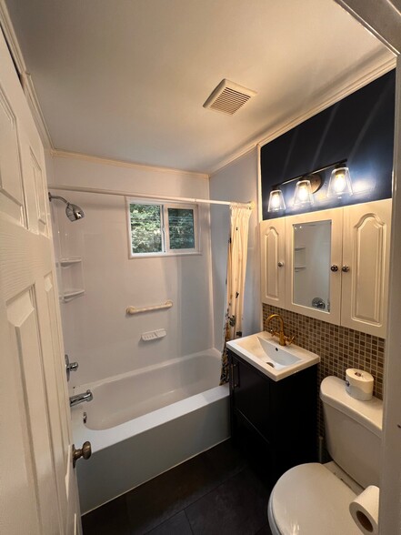 Building Photo - 736 Cedar Dr