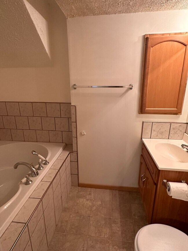 Building Photo - Three bedroom 3 bathroom in popular Bellevue