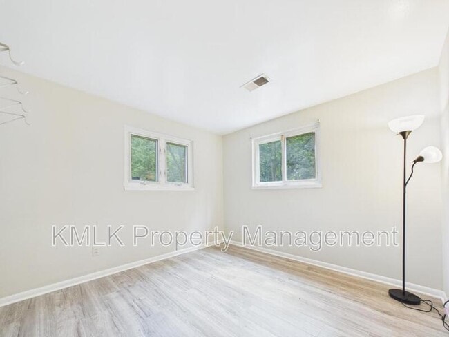 Building Photo - 1323 Hilton Dr