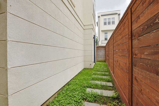 Building Photo - 2212 Stuart St