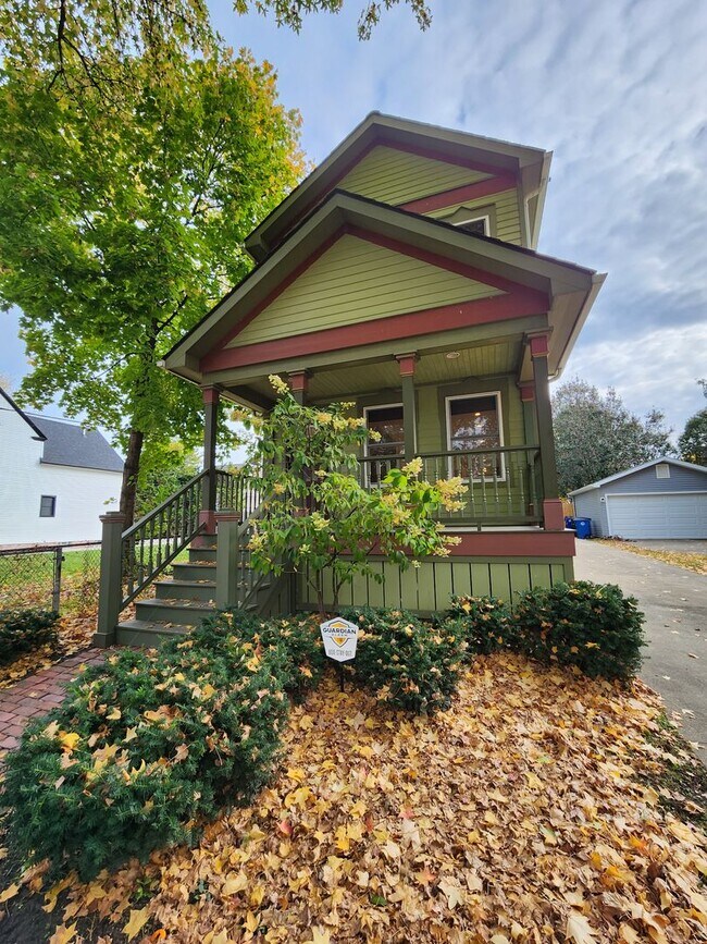 Building Photo - Gorgeous Home For Rent in Ohio City! 2 Master Suites!