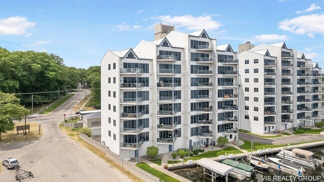 Building Photo - 2964 Lakeshore Dr