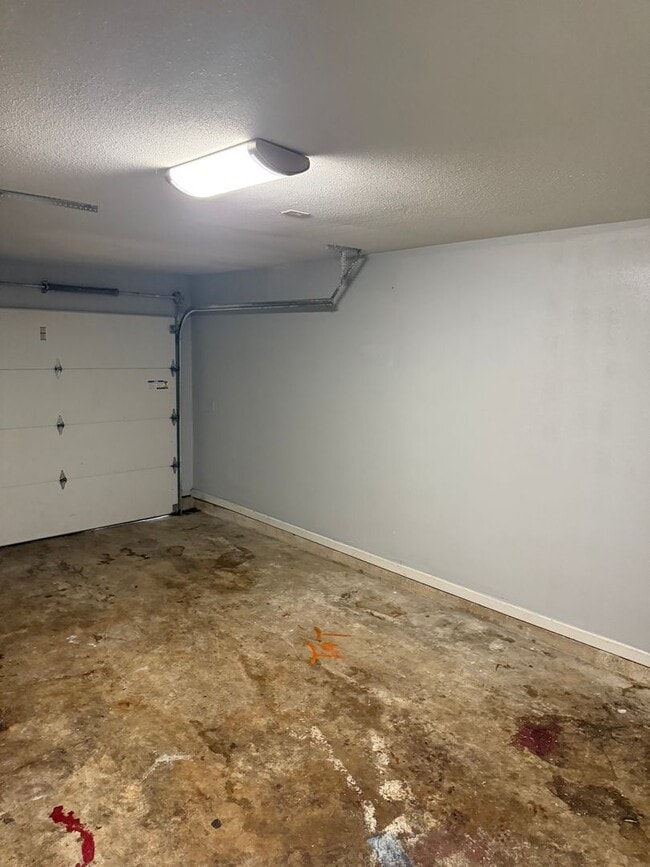 Building Photo - 3 Bedroom Single Family Home