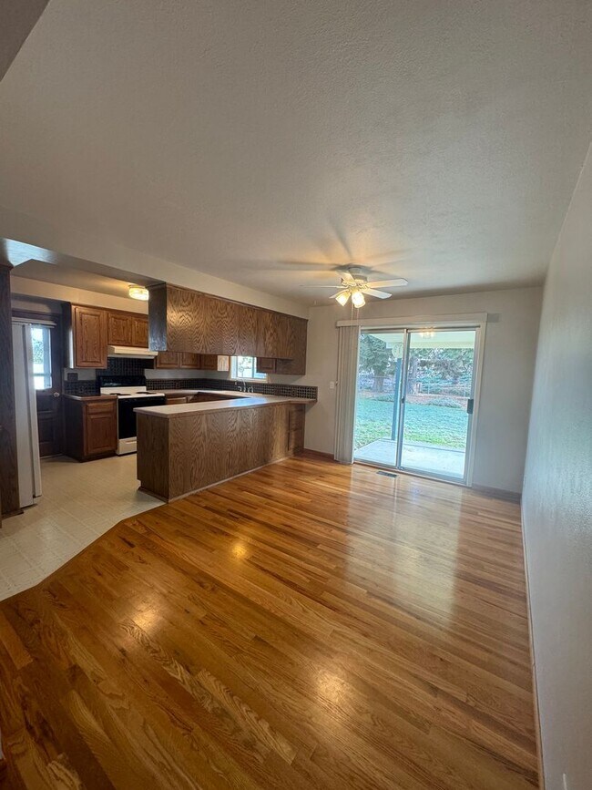 Building Photo - 4337 Lombard Dr