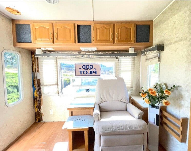 Building Photo - 1 E Middlefield Rd