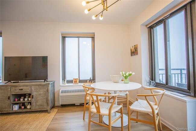 Building Photo - 100 W Broadway